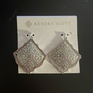 NWOT Kendra Scott Kirsten Drop Earrings in Filigree